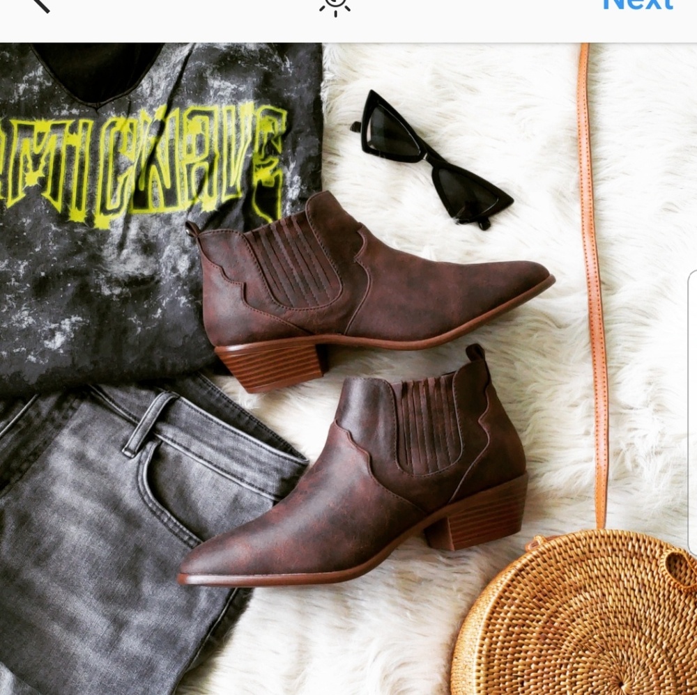 📣LAST PAIR//The  Chelsea// Distress brown bootie - Picture 2 of 4
